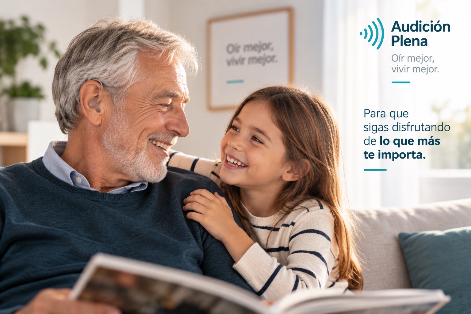 Abuelo leyendo un libro con su nieta, sonriendo juntos en el sofá